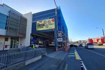 Showroom & Warehouse – Visibility Meets Function