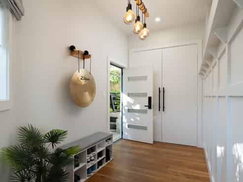 12a Broadway, Picton