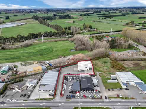 High stud warehouse with large yard