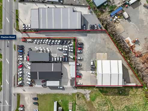High stud warehouse with large yard