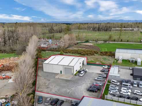 High stud warehouse with large yard