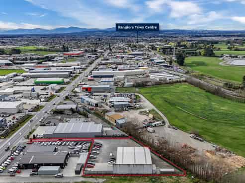 High stud warehouse with large yard