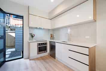 2/2A Mantra Road, Massey