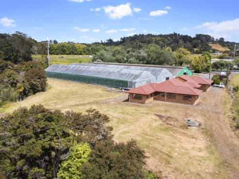 1370 East Coast Road, Redvale