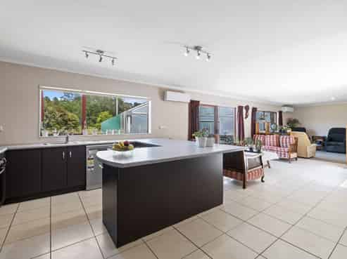 1370 East Coast Road, Redvale