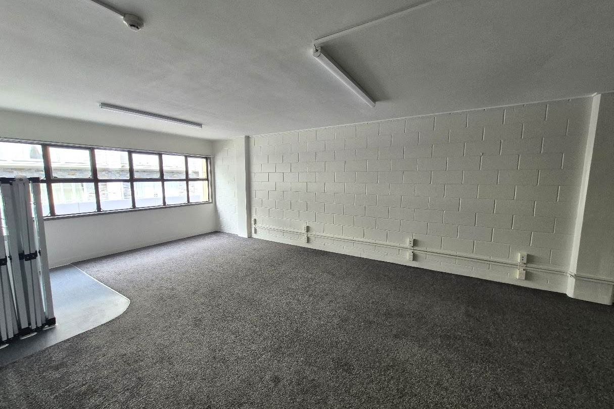 AFFORDABLE GROUND FLOOR RETAIL SPACE FOR LEASE - Flere