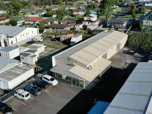 Glendene Warehouse with Showroom for Lease
