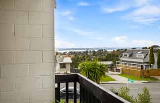 2/2 Forsythe Place, Massey