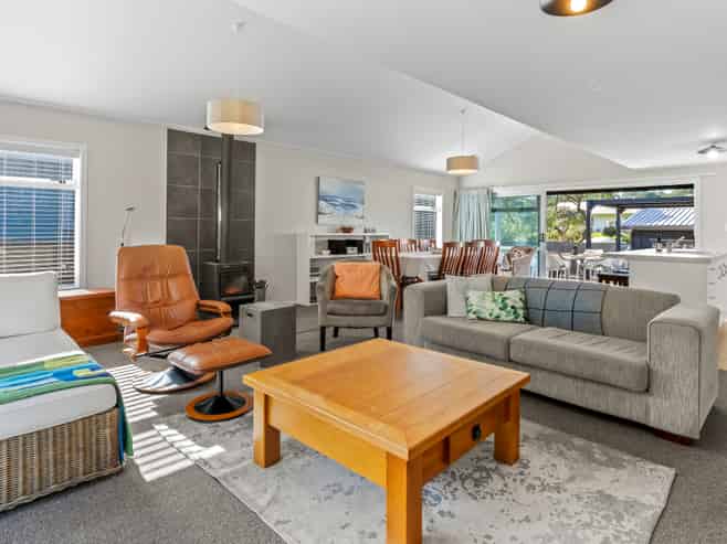 6 Kent Avenue, WAITARERE BEACH