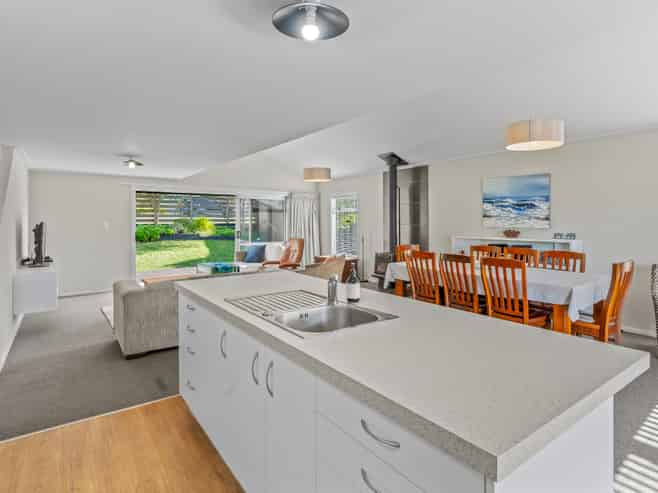 6 Kent Avenue, WAITARERE BEACH
