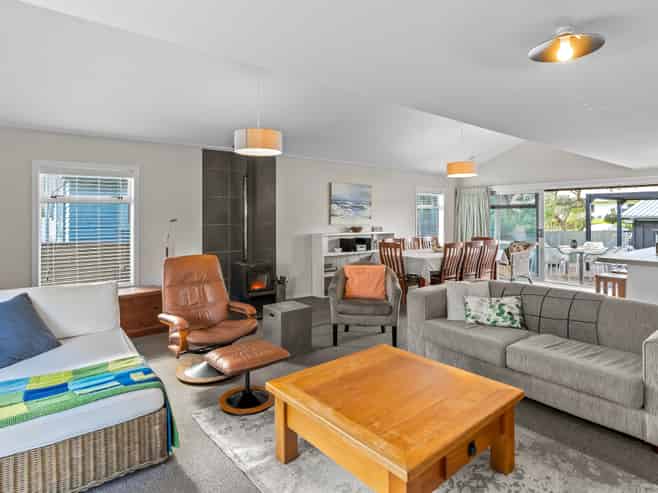 6 Kent Avenue, WAITARERE BEACH