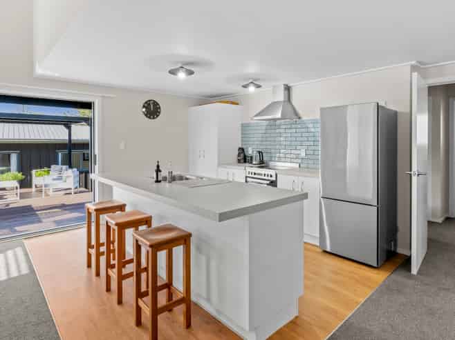 6 Kent Avenue, WAITARERE BEACH