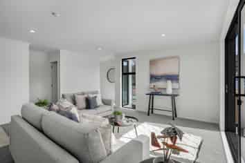 2/215 Stokes Valley Road, Stokes Valley