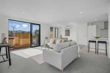 2/215 Stokes Valley Road, Stokes Valley