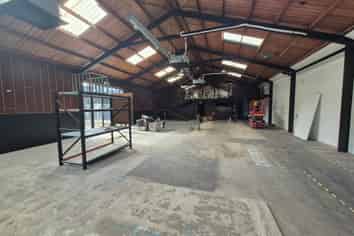 AFFORDABLE NEWMARKET WAREHOUSE/RETAIL
