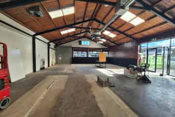 AFFORDABLE NEWMARKET WAREHOUSE/RETAIL
