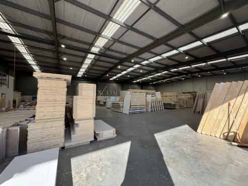 1,283sqm Immaculate Industrial with Yard & Parking
