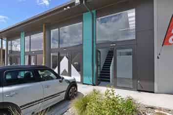 Vacant Lyall Bay Junction Unit!