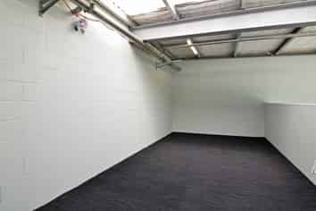 Vacant Lyall Bay Junction Unit!