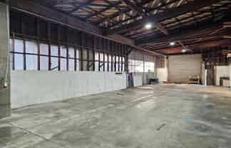 Industrial tenancy with yard and drive-thru
