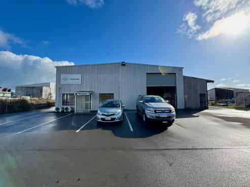 Warehouse with offices and huge yard