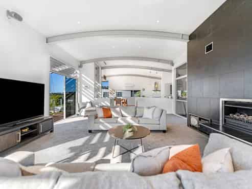 8 Intrepid Crescent, Beachlands