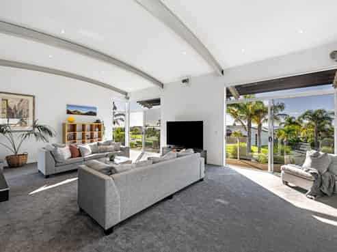8 Intrepid Crescent, Beachlands