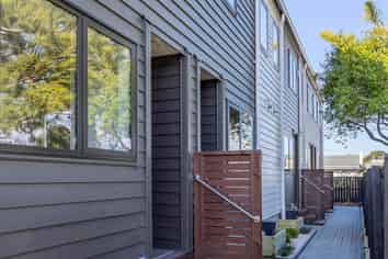 1-7/21 Peachgrove Road, Te Atatu Peninsula