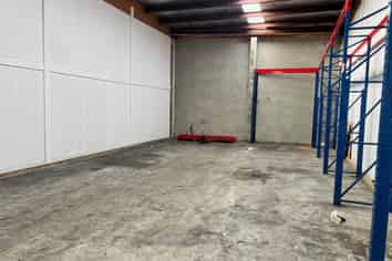 Warehouse space in central Paraparaumu