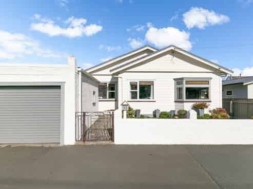 93 Apu Crescent, Lyall Bay