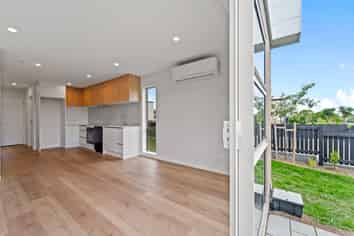 2/470 West Coast Road, Glen Eden
