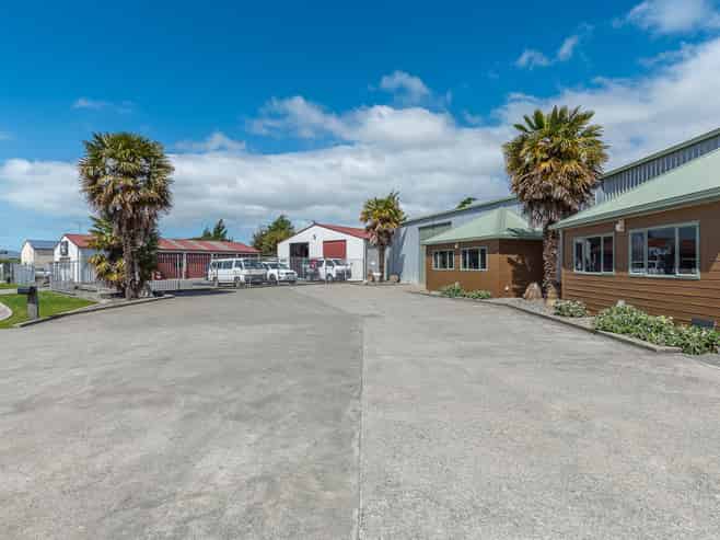 High-Stud Industrial Warehouse with Yard