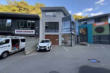 Tidy city-fringe office space with on-site parking