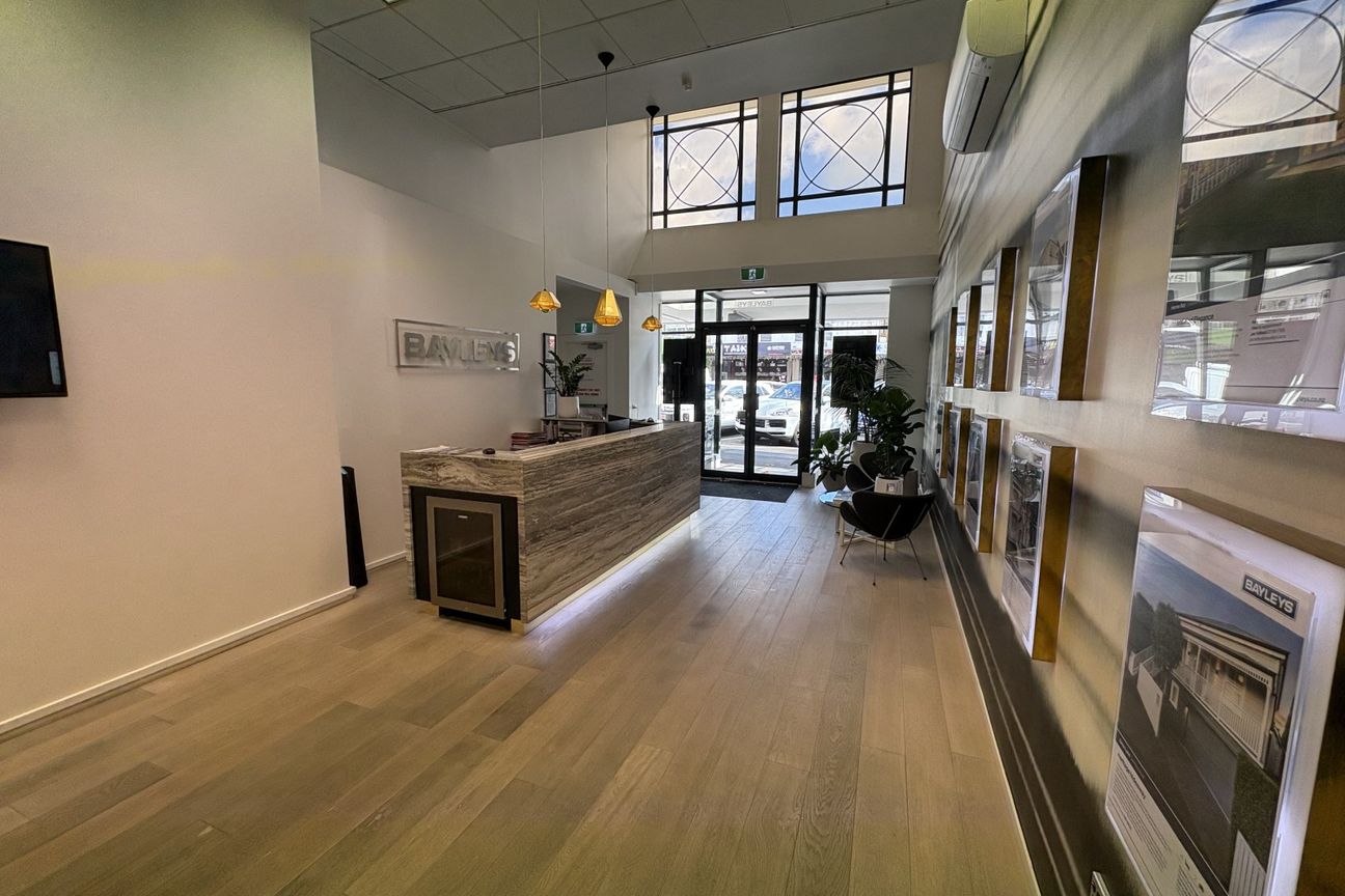 Large three lamps retail space for lease - Vedere 2