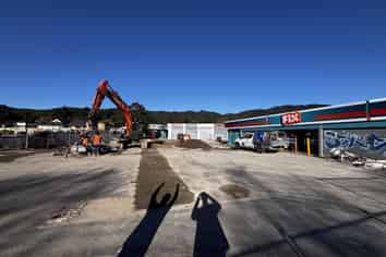 Ground floor retail, office or workshop with yard
