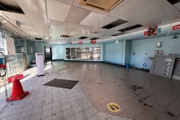 Ground floor retail, office or workshop with yard
