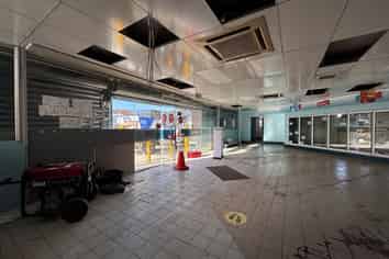Ground floor retail, office or workshop with yard