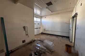 Ground floor retail, office or workshop with yard
