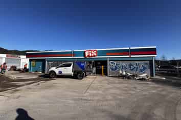 Ground floor retail, office or workshop with yard