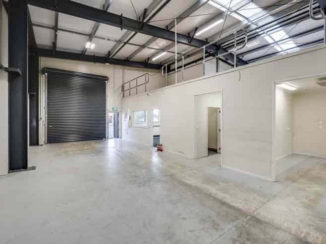 Excellent trade retail and warehousing for lease