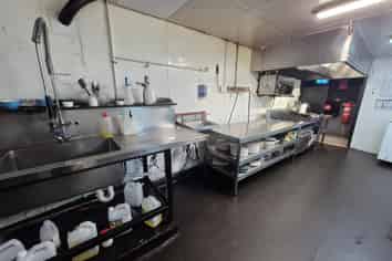 WALK-IN READY COMMERCIAL KITCHEN AND BAR
