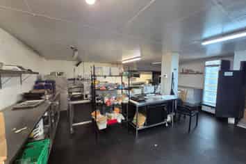 WALK-IN READY COMMERCIAL KITCHEN AND BAR
