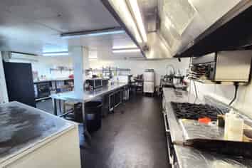 WALK-IN READY COMMERCIAL KITCHEN AND BAR
