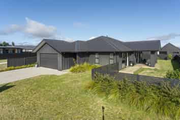 24 Maunganamu Drive, Wharewaka