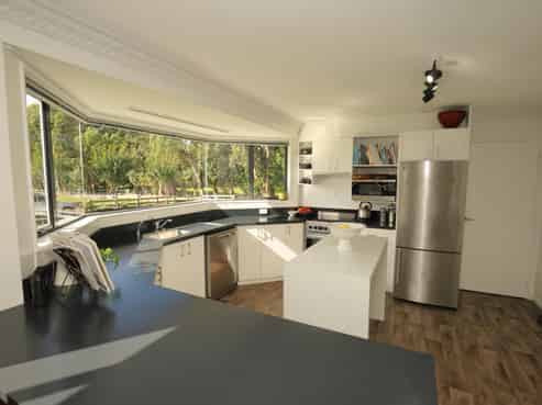 500 Mill Road North, Roslyn Bush