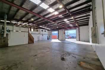 Great mix of Warehouse & Yard Space!