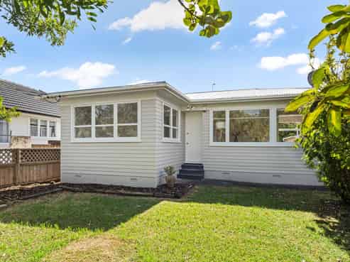 77 Dale Crescent, Pakuranga