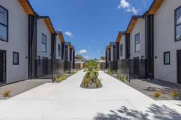 624A Queen Street East (units A, B, C, I & J), Levin