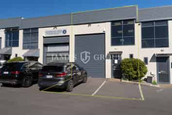 Immaculate High Stud Warehouse & Office