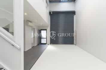 Immaculate High Stud Warehouse & Office